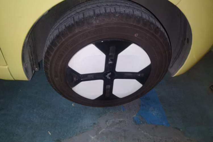 Used Wuling Hongguang MINIEV 2024 3rd Generation 215km Advanced Version Right Front Wheel Hub