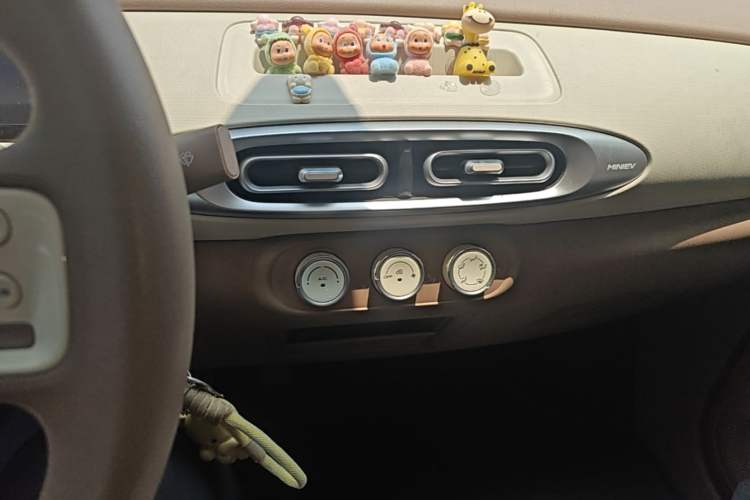 Used Wuling Hongguang MINIEV 2025 Four-Door Version Advanced Edition Audio And AC Panel