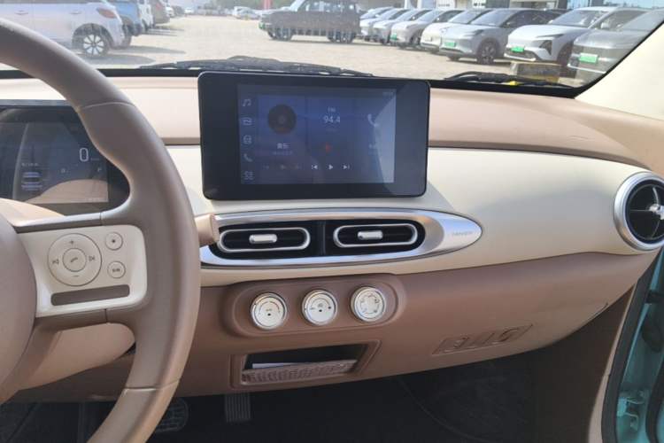 Used Wuling Hongguang MINIEV 2025 Four-Door Version Premium Edition Audio And AC Panel