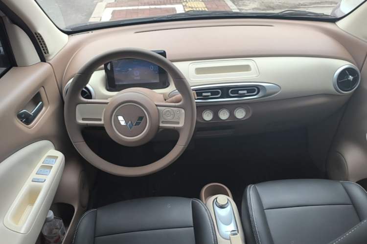 Used Wuling Hongguang MINIEV 2025 Four-Door Version Advanced Edition Center Console
