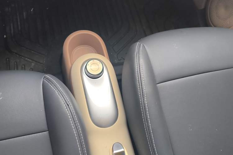 Used Wuling Hongguang MINIEV 2025 Four-Door Version Advanced Edition Gear Lever