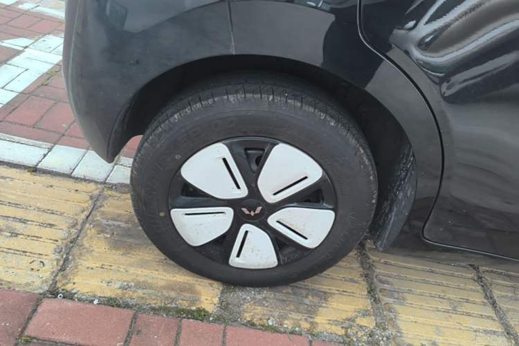 Used Wuling Hongguang MINIEV 2025 Four-Door Version Advanced Edition Right Rear Wheel Hub