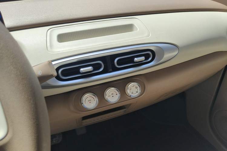 Used Wuling Hongguang MINIEV 2025 Four-Door Version Advanced Edition Audio And AC Panel