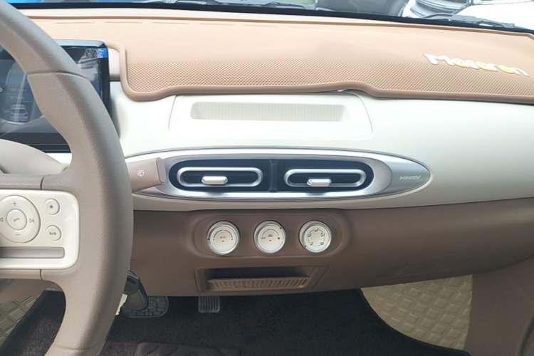 Used Wuling Hongguang MINIEV 2025 Four-Door Version Advanced Edition Audio And AC Panel