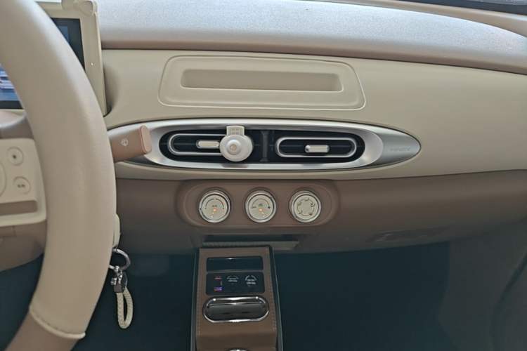 Used Wuling Hongguang MINIEV 2025 Four-Door Version Advanced Edition Audio And AC Panel