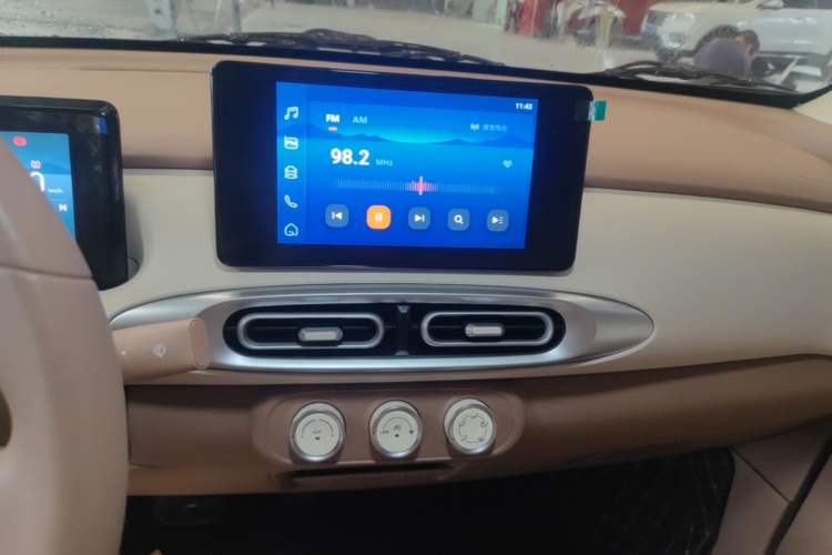 Used Wuling Hongguang MINIEV 2025 Four-Door Version Premium Edition Audio And AC Panel