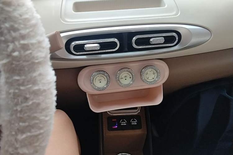 Used Wuling Hongguang MINIEV 2025 Four-Door Version Advanced Edition Audio And AC Panel