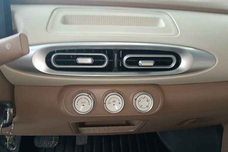 Used Wuling Hongguang MINIEV 2025 Four-Door Version Advanced Edition Audio And AC Panel