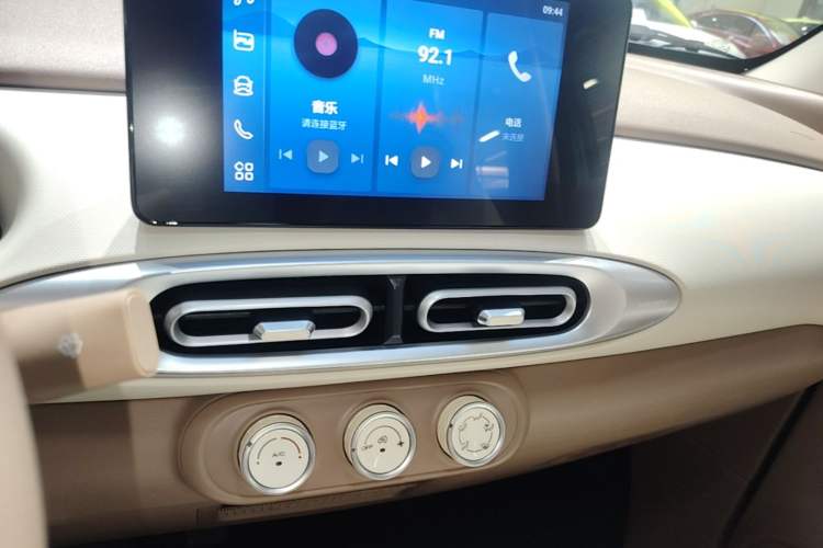 Used Wuling Hongguang MINIEV 2025 Four-Door Version Zhenxiang+ Edition Audio And AC Panel
