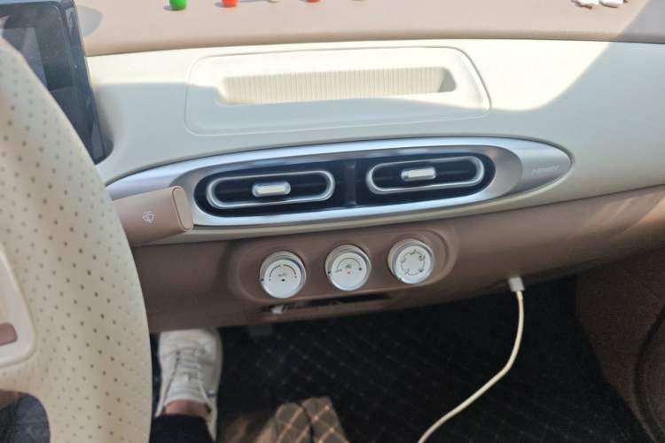 Used Wuling Hongguang MINIEV 2025 Four-Door Version Advanced Edition Audio And AC Panel