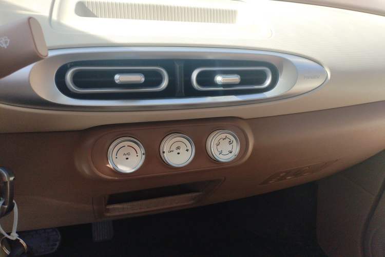 Used Wuling Hongguang MINIEV 2025 Four-Door Version Advanced Edition Audio And AC Panel