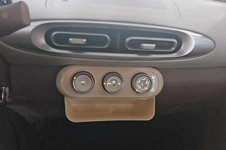 Used Wuling Hongguang MINIEV 2025 Four-Door Version Advanced Edition Audio And AC Panel