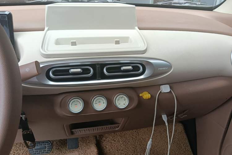 Used Wuling Hongguang MINIEV 2025 Four-Door Version Advanced Edition Audio And AC Panel
