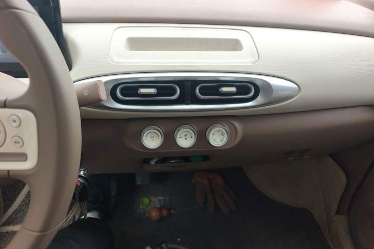 Used Wuling Hongguang MINIEV 2025 Four-Door Version Advanced Edition Audio And AC Panel