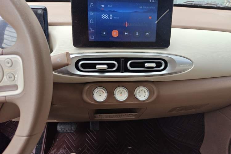 Used Wuling Hongguang MINIEV 2025 Four-Door Version Zhenxiang+ Edition Audio And AC Panel