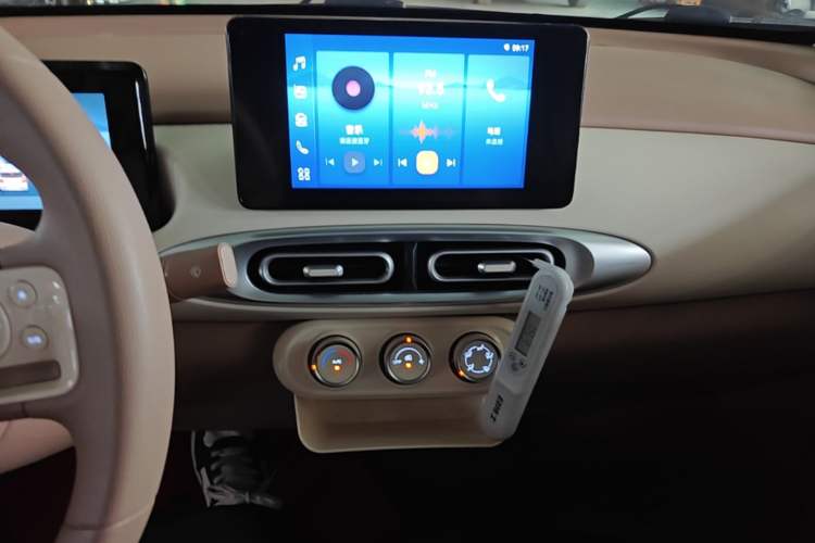 Used Wuling Hongguang MINIEV 2025 Four-Door Version Premium Edition Audio And AC Panel