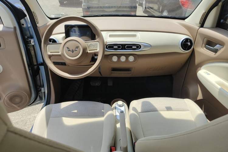 Used Wuling Hongguang MINIEV 2025 Four-Door Version Advanced Edition Center Console