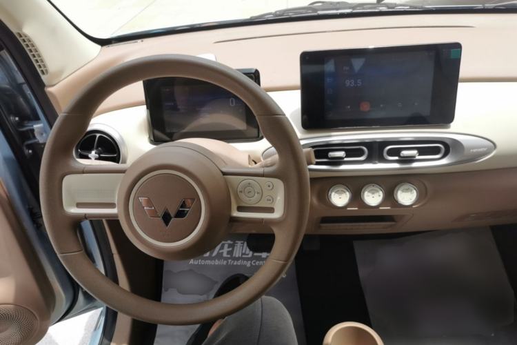 Used Wuling Hongguang MINIEV 2025 Four-Door Version Premium Edition Center Console
