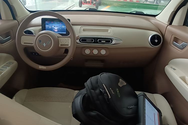 Used Wuling Hongguang MINIEV 2025 Four-Door Version Advanced Edition Center Console