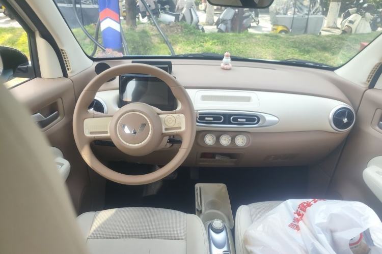 Used Wuling Hongguang MINIEV 2025 Four-Door Version Advanced Edition Center Console