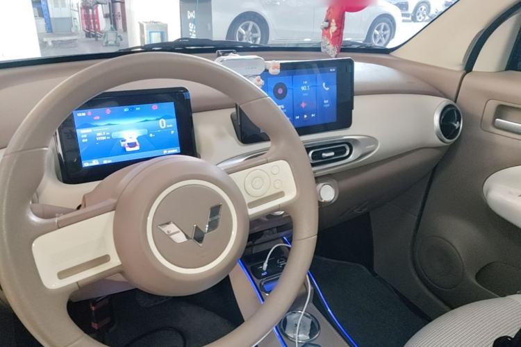 Used Wuling Hongguang MINIEV 2025 Four-Door Version Premium Edition Center Console