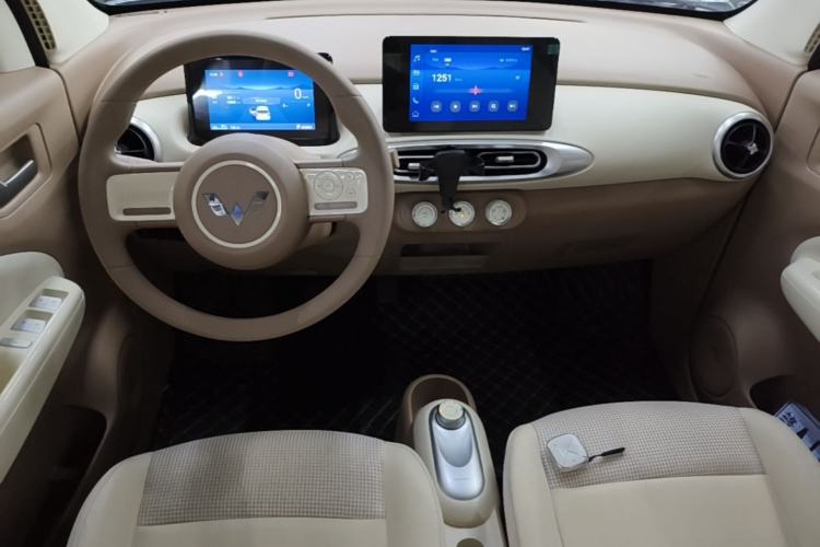 Used Wuling Hongguang MINIEV 2025 Four-Door Version Zhenxiang+ Edition Center Console