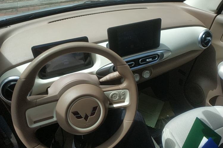 Used Wuling Hongguang MINIEV 2025 Four-Door Version Zhenxiang+ Edition Center Console