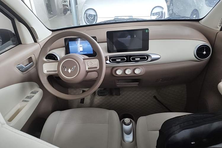 Used Wuling Hongguang MINIEV 2025 Four-Door Version Premium Edition Center Console