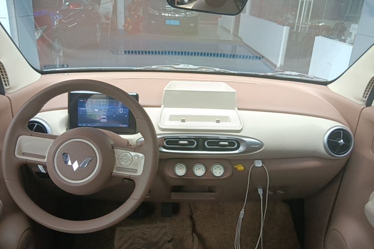 Used Wuling Hongguang MINIEV 2025 Four-Door Version Advanced Edition Center Console