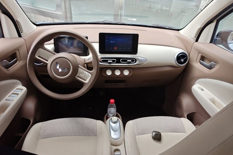 Used Wuling Hongguang MINIEV 2025 Four-Door Version Zhenxiang+ Edition Center Console