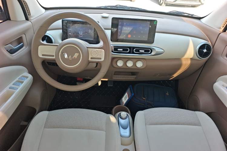 Used Wuling Hongguang MINIEV 2025 Four-Door Version Premium Edition Center Console