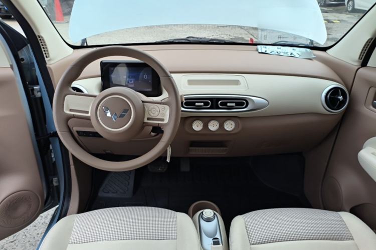 Used Wuling Hongguang MINIEV 2025 Four-Door Version Advanced Edition Center Console
