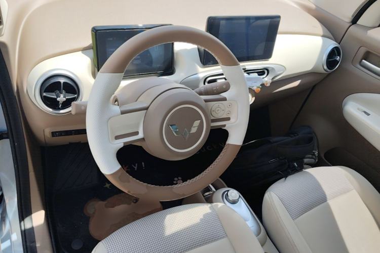 Used Wuling Hongguang MINIEV 2025 Four-Door Version Zhenxiang+ Edition Center Console