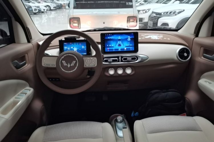 Used Wuling Hongguang MINIEV 2025 Four-Door Version Advanced Edition Center Console