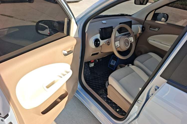 Used Wuling Hongguang MINIEV 2025 Four-Door Version Premium Edition Driver Seat