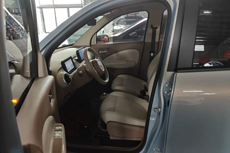 Used Wuling Hongguang MINIEV 2025 Four-Door Version Premium Edition Driver Seat