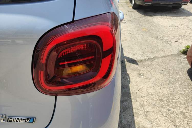 Used Wuling Hongguang MINIEV 2025 Four-Door Version Advanced Edition Exterior 3
