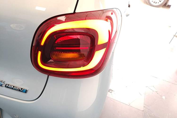 Used Wuling Hongguang MINIEV 2025 Four-Door Version Zhenxiang+ Edition Exterior 3