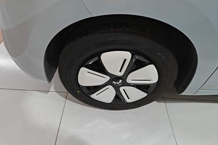 Used Wuling Hongguang MINIEV 2025 Four-Door Version Advanced Edition Exterior 4