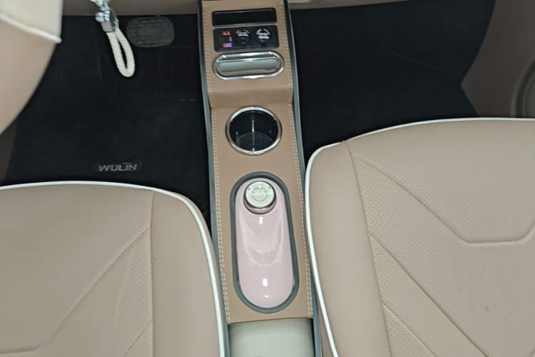 Used Wuling Hongguang MINIEV 2025 Four-Door Version Advanced Edition Gear Lever