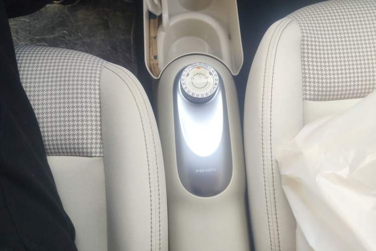 Used Wuling Hongguang MINIEV 2025 Four-Door Version Advanced Edition Gear Lever