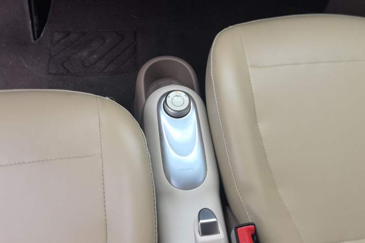 Used Wuling Hongguang MINIEV 2025 Four-Door Version Advanced Edition Gear Lever