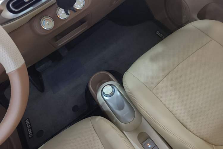 Used Wuling Hongguang MINIEV 2025 Four-Door Version Premium Edition Gear Lever