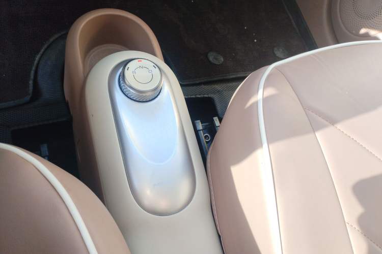 Used Wuling Hongguang MINIEV 2025 Four-Door Version Advanced Edition Gear Lever