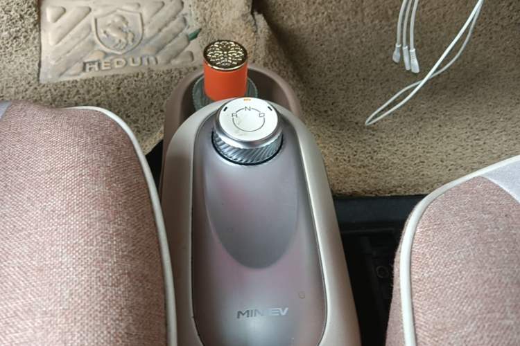 Used Wuling Hongguang MINIEV 2025 Four-Door Version Advanced Edition Gear Lever