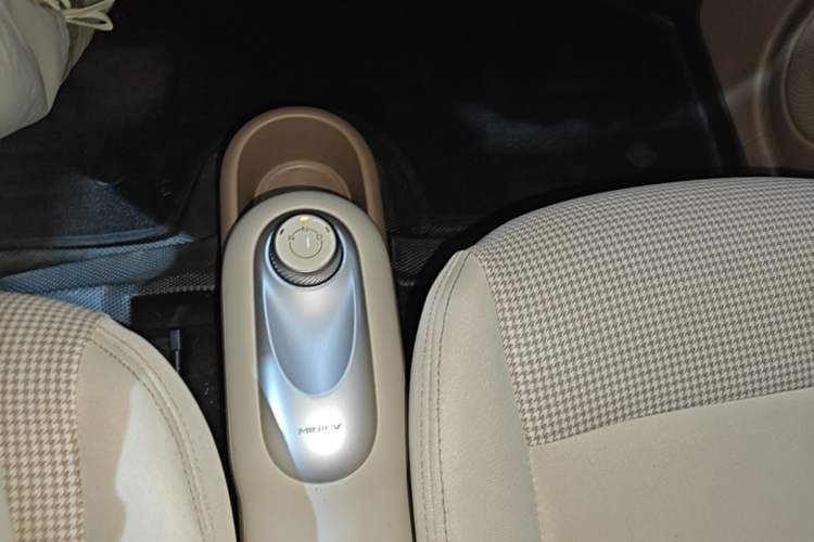 Used Wuling Hongguang MINIEV 2025 Four-Door Version Advanced Edition Gear Lever