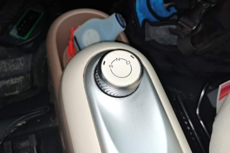 Used Wuling Hongguang MINIEV 2025 Four-Door Version Advanced Edition Gear Lever