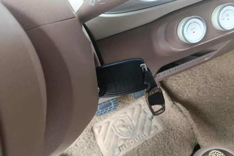 Used Wuling Hongguang MINIEV 2025 Four-Door Version Advanced Edition Interior 1