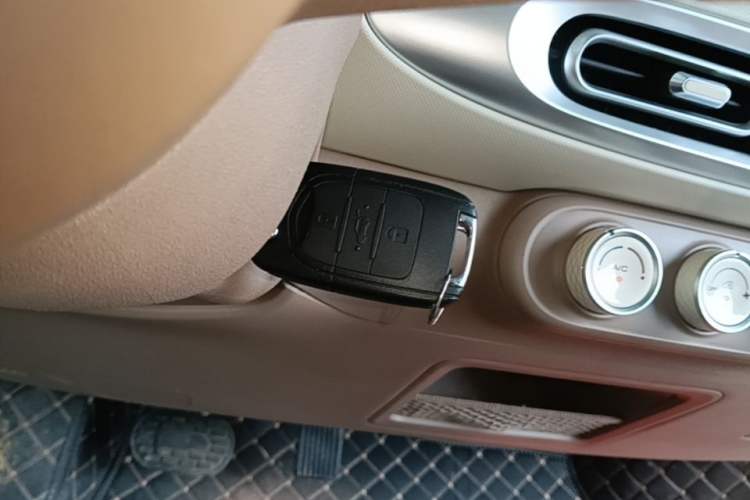 Used Wuling Hongguang MINIEV 2025 Four-Door Version Advanced Edition Interior 1