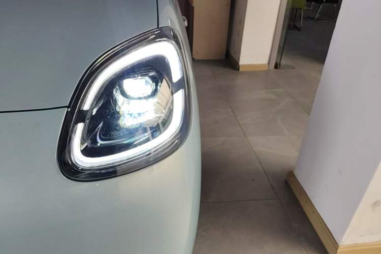 Used Wuling Hongguang MINIEV 2025 Four-Door Version Premium Edition Left Front Headlight